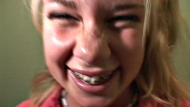 Две озорные лесбиянки устраивают горячий перепих в туалете, Little Summer ловит кайф от пальчикового фетиша и стёбных подружек!