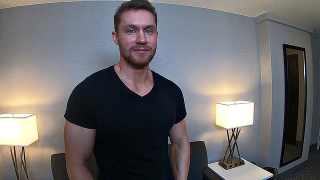 Деми садится на шпагат и заливает номер, пока парень не выдохся