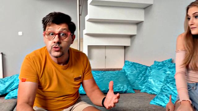 парень продаёт свою девушку за деньги другу и смотрит, как тот её трахает