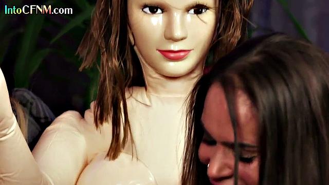 Девушки в одежде издеваются над членом и яйцами парня на вечеринке взрослых.