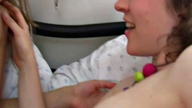 Ларисса и Елена не сдерживают страсть и с жадностью ласкают друг друга