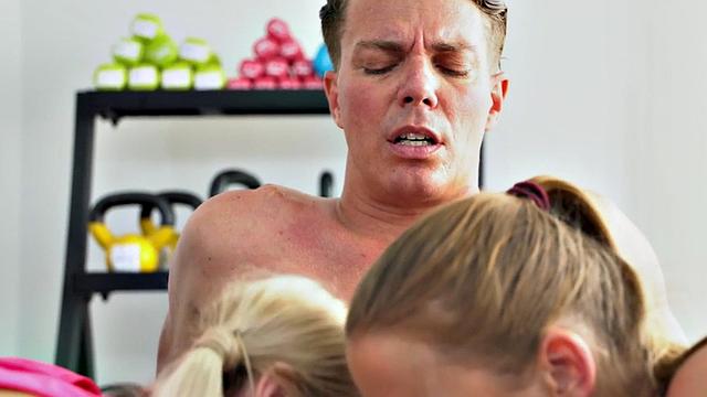 19yo gym lovers cuntfucked by personal coach in threesome