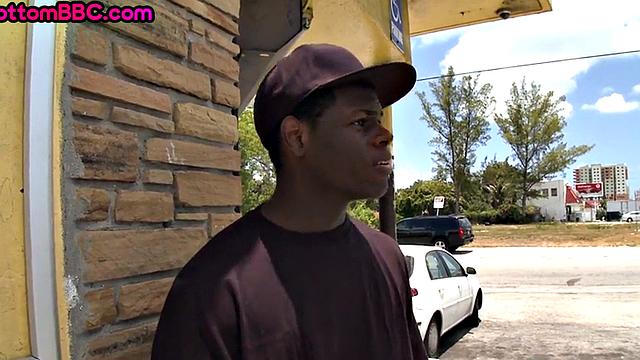 чёрный качок раздвигает зад после жёсткой езды на белом парне