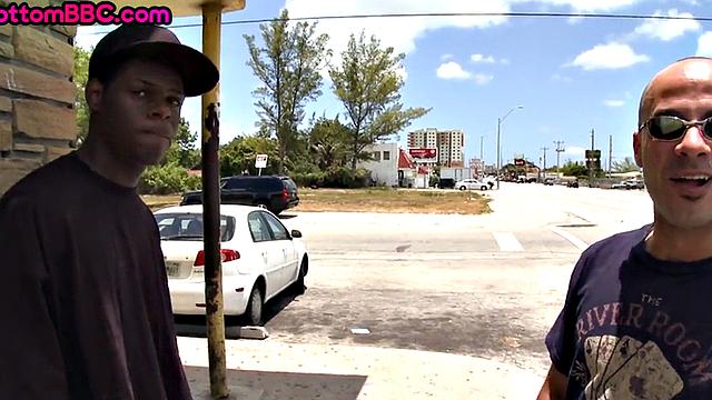 чёрный качок раздвигает зад после жёсткой езды на белом парне