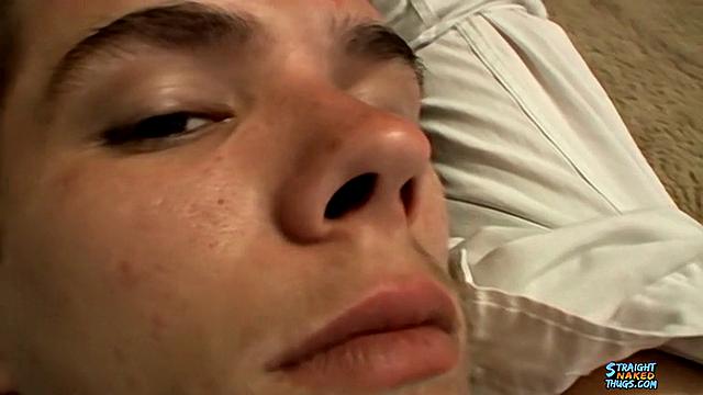 Кейн яростно дрочит свой член в жару и не может сдержать мощный выброс