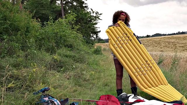 Эбони-бомба разносит палатку - могла бы и лес испугать