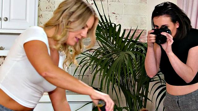 Massaging dykes lick wet pussies after fingering