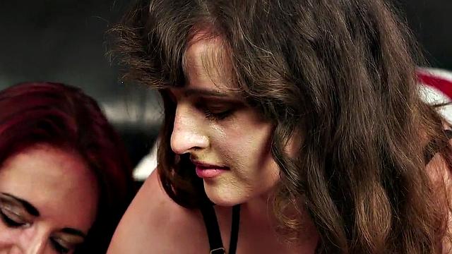 пышные cfnm милфы дрочат член парню в компании