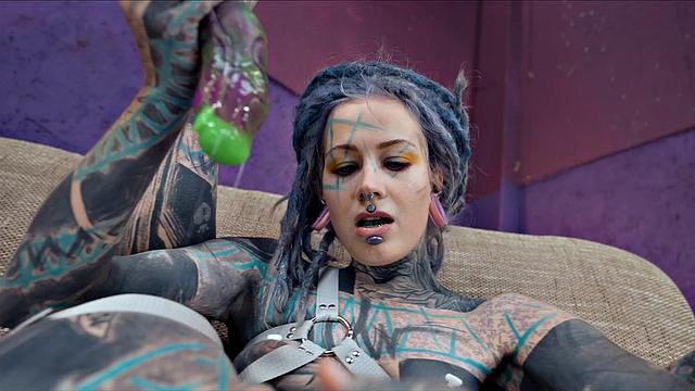 anuskatzz попала между двух, ржёт как ненормальная