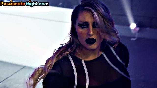 Две зрелые косплеерши яростно лижут друг другу киски в позиции 69 после страстных поцелуев.