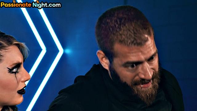 Две зрелые косплеерши яростно лижут друг другу киски в позиции 69 после страстных поцелуев.