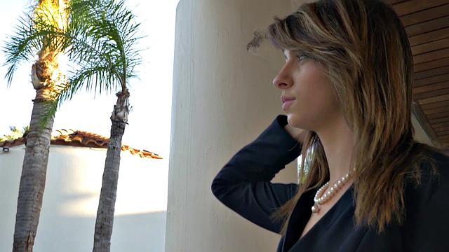 Навин Ора страстно дрочит в салоне Мерседеса