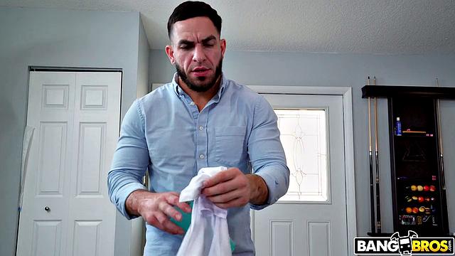 Kay Lovely приходит к Питеру Грину за помощью, но вместо урока получает страстный секс с глубоким минетом и кончей на лицо.