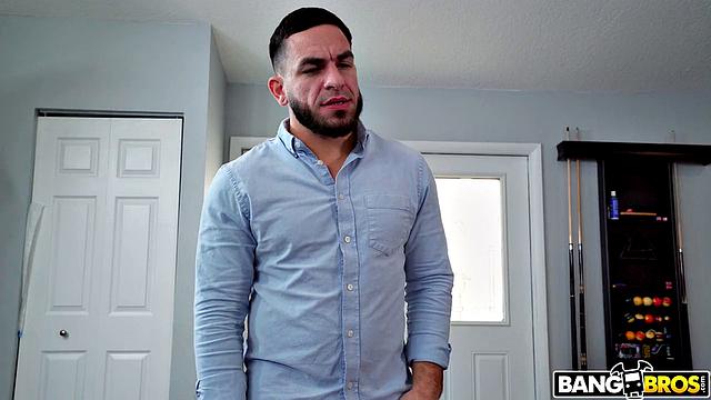 Kay Lovely приходит к Питеру Грину за помощью, но вместо урока получает страстный секс с глубоким минетом и кончей на лицо.