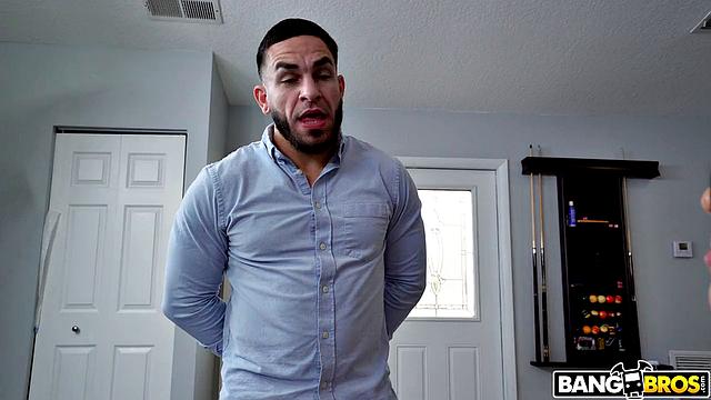 Kay Lovely приходит к Питеру Грину за помощью, но вместо урока получает страстный секс с глубоким минетом и кончей на лицо.