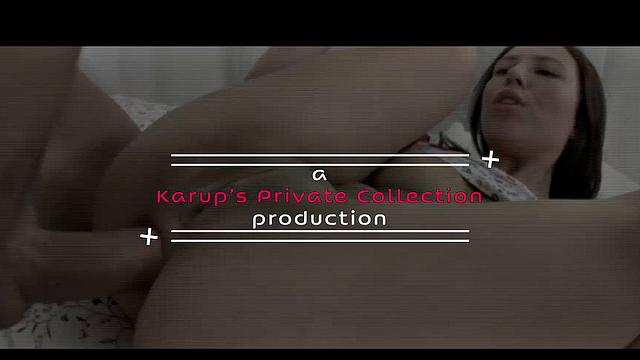 натали черри раздвигает ноги и ласкает пирсингованные соски