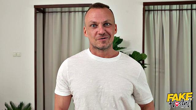 Натали Черри трахается в жопу у бассейна с большим членом