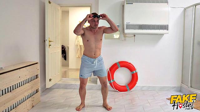 Натали Черри трахается в жопу у бассейна с большим членом