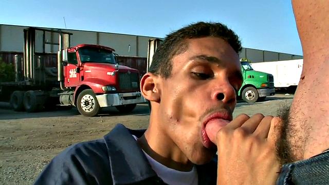 Татуированный черный парень жарится на свежем воздухе за деньги