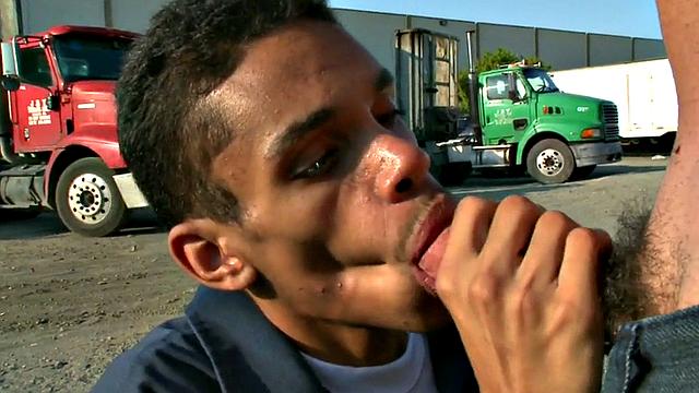 Татуированный черный парень жарится на свежем воздухе за деньги