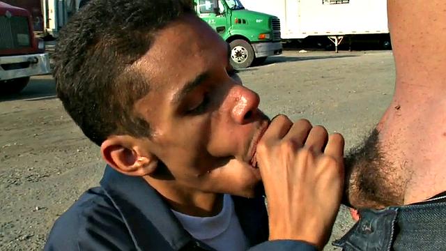 Татуированный черный парень жарится на свежем воздухе за деньги