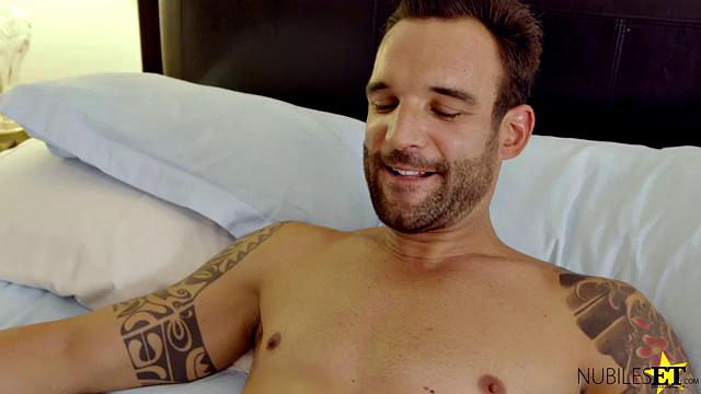 Роковая блондинка заманивает и связывает любовника ради горячего секса