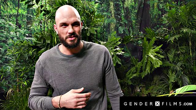 транс рыжая трахается на улице с мощным жеребцом