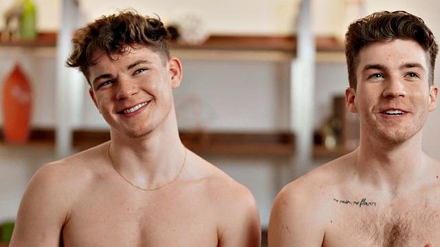 Cute assrimming and assfingering hunk