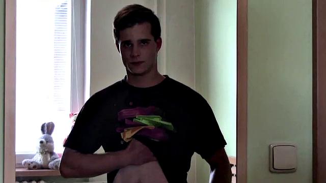 денис кубелка дрочит свой здоровый член и кончает на камеру