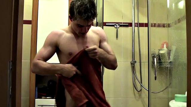 денис кубелка дрочит свой здоровый член и кончает на камеру