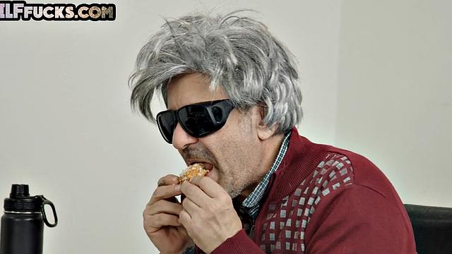 Бабуля предпочла член вместо ужина, посуду пусть моет кто-то другой