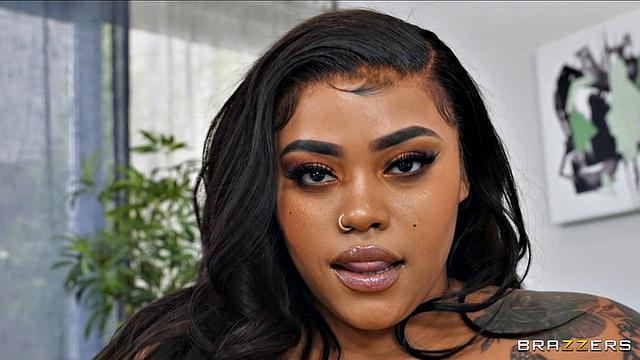 Сочная Сузи Мари разносит массажиста и получает глубокий разогрев маслами от Mazee The Goat, а потом жаркий трах на диване.