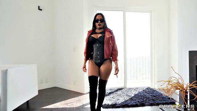 Алексис Фокс и Луна Стар в коже разрывают на части Кирана Ли жёстким групповым сексом на диване, сквирт и грязное лицо жены!