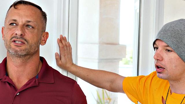 татуированная брюнетка раздвигает длинные ноги для зрелого мужика