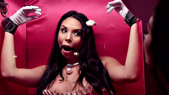 Queening leather pussy caned