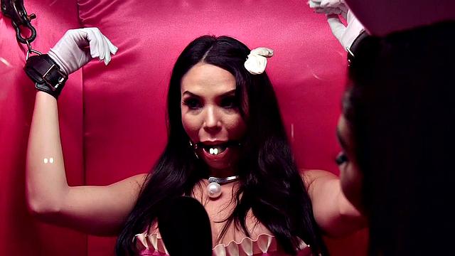 Queening leather pussy caned