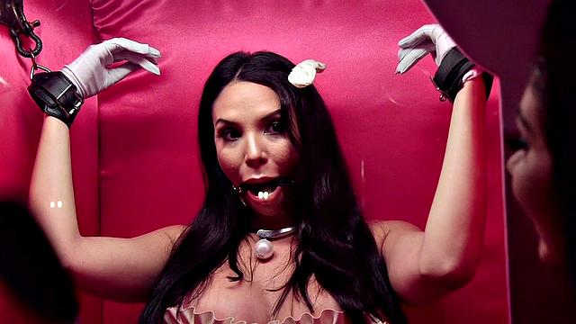 Queening leather pussy caned