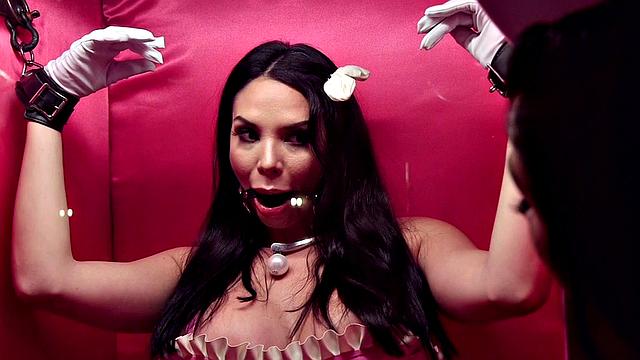 Queening leather pussy caned