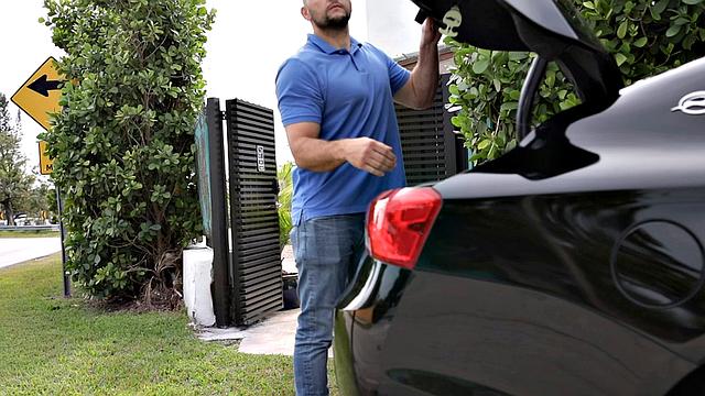 жаркая траха у бассейна с ненасытной брюнеткой