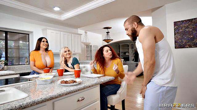 Дружки жены охотятся за членом Ксандеpa Корвуса и устраивают жаркую групповуху с соседкой.