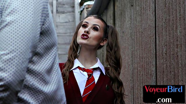 Двадцатилетняя в бикини троллит старичка на природе и базарит грязно, но держит интригу до последнего - умора!