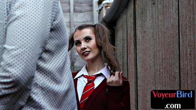 Двадцатилетняя в бикини троллит старичка на природе и базарит грязно, но держит интригу до последнего - умора!