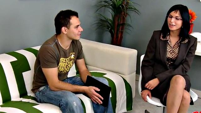 Строгие дамы порят должника страпоном-проценты взлетают вместе с настроением