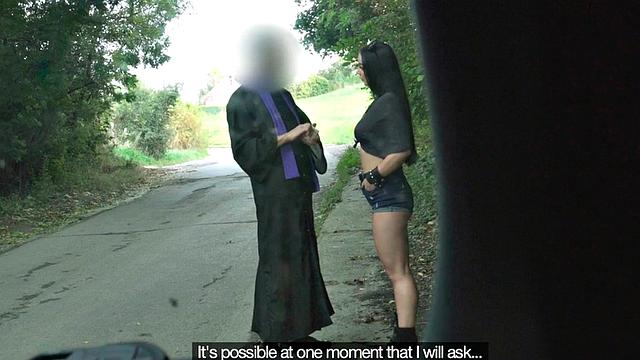 Сиськастая красотка в бусике: захотела приключений - получила фистинг и толпу