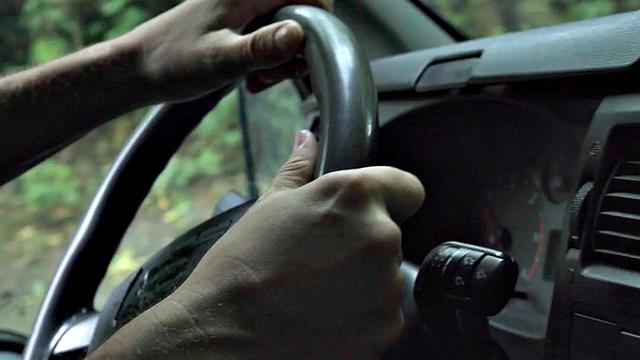 Сиськастая красотка в бусике: захотела приключений - получила фистинг и толпу