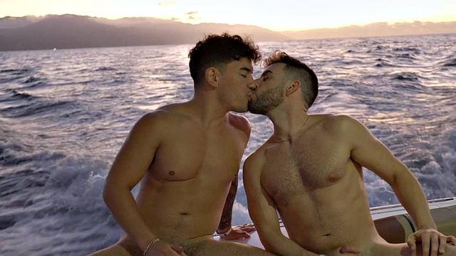 жаркий мачо жестко трахает и берет в глотку после яхты