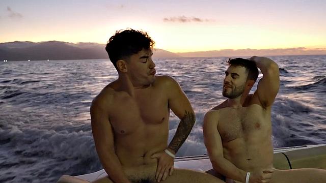 жаркий мачо жестко трахает и берет в глотку после яхты