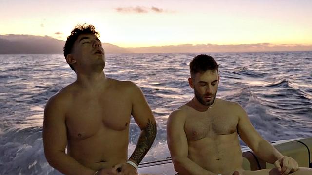 жаркий мачо жестко трахает и берет в глотку после яхты