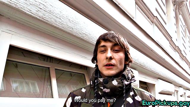 Качок на спор отсасывает и дрочит незнакомцу, не сдерживая страсть.