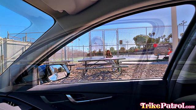 Клара Тринити дрочит бритую киску и жадно берет в рот в pov формате.